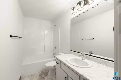 Bath - 7000 E Brooks Edge Pl, Sioux Falls, SD 57110 photo 4 of 5