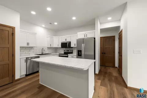 Kitchen - 7000 E Brooks Edge Pl, Sioux Falls, SD 57110 photo 2 of 8
