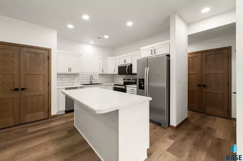 Kitchen - 7000 E Brooks Edge Pl, Sioux Falls, SD 57110 photo 5 of 8