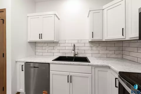 Kitchen - 7000 E Brooks Edge Pl, Sioux Falls, SD 57110 photo 7 of 8