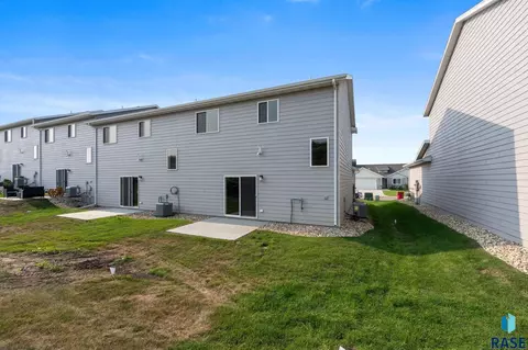 Exterior - 7000 E Brooks Edge Pl, Sioux Falls, SD 57110 photo 5 of 6