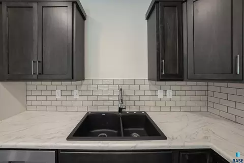 Kitchen - 7002 E Brooks Edge Pl, Sioux Falls, SD 57110 photo 2 of 2