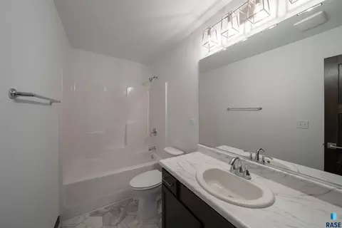 Bath - 7002 E Brooks Edge Pl, Sioux Falls, SD 57110 photo 2 of 2