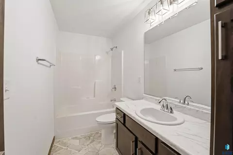 Bath - 7002 E Brooks Edge Pl, Sioux Falls, SD 57110 photo 2 of 3