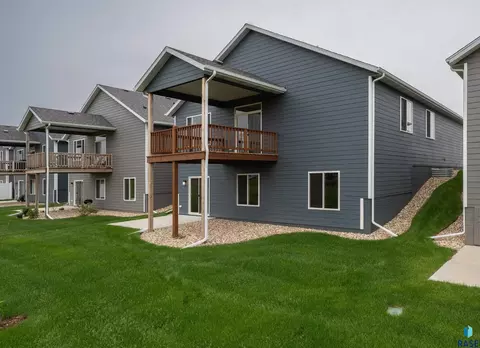 7233 E Waters Edge Pl, Sioux Falls, SD 57110