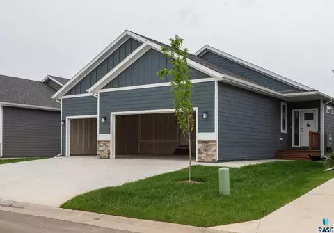 Exterior - 7233 E Waters Edge Pl, Sioux Falls, SD 57110 photo 6 of 7