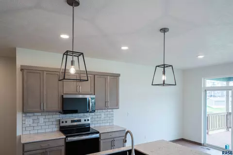 Kitchen - 7233 E Waters Edge Pl, Sioux Falls, SD 57110 photo 3 of 4
