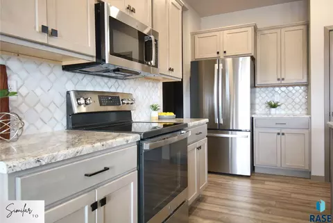 Kitchen - 7237 E Waters Edge Pl, Sioux Falls, SD 57110 photo 3 of 3