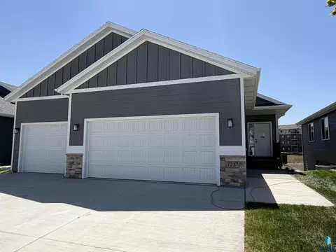 7237 E Waters Edge Pl, Sioux Falls, SD 57110