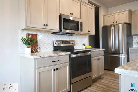 Kitchen - 7237 E Waters Edge Pl, Sioux Falls, SD 57110 photo 2 of 3
