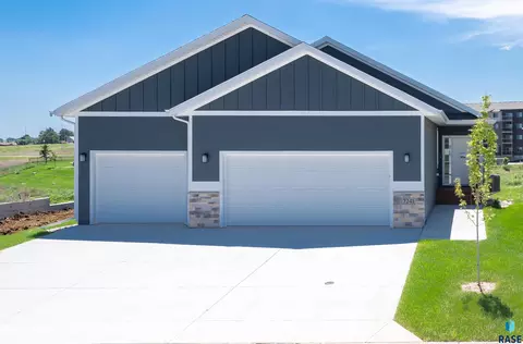 7241 E Waters Edge Pl, Sioux Falls, SD 57110