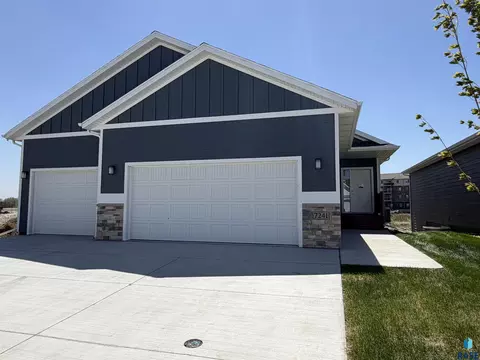 7241 E Waters Edge Pl, Sioux Falls, SD 57110