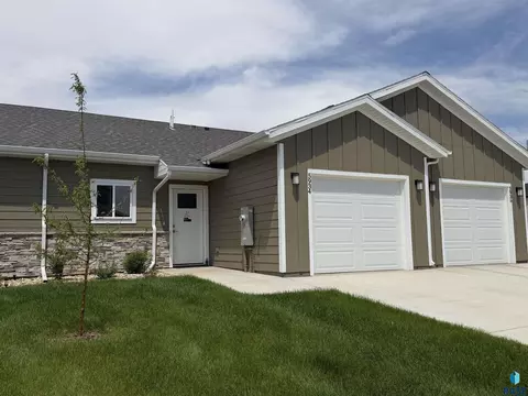 5934 S Whisper Creek Pl, Sioux Falls, SD 57108