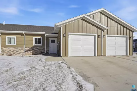 5934 S Whisper Creek Pl, Sioux Falls, SD 57108