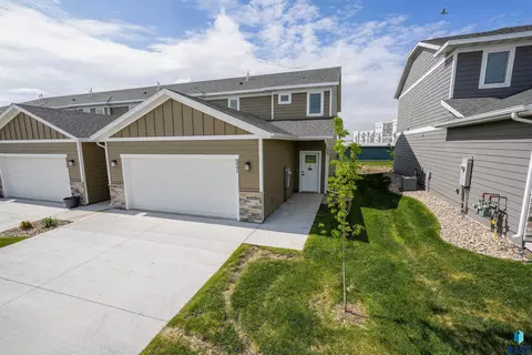 5931 S Whisper Creek Pl, Sioux Falls, SD 57108