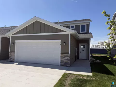 5931 S Whisper Creek Pl, Sioux Falls, SD 57108