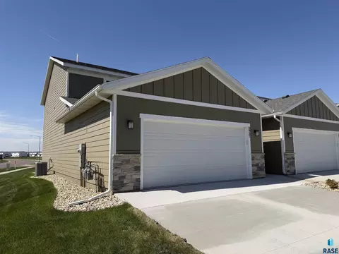 5937 S Whisper Creek Pl, Sioux Falls, SD 57108