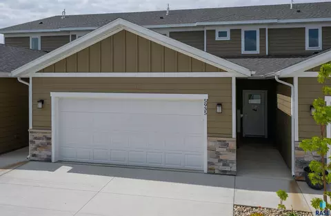 5935 S Whisper Creek Pl, Sioux Falls, SD 57108