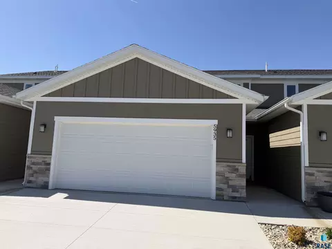 5935 S Whisper Creek Pl, Sioux Falls, SD 57108