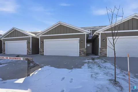 5935 S Whisper Creek Pl, Sioux Falls, SD 57108