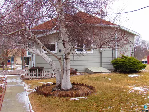 721 4th St, Garretson, SD 57030 photo 2