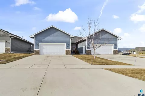 2525 Dorian Dr, Yankton, SD 57078