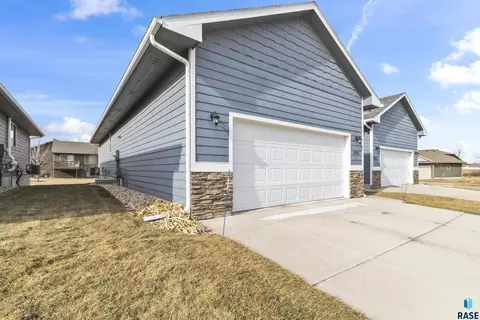Exterior - Dorian Dr, Yankton, SD 57078 photo 2 of 4