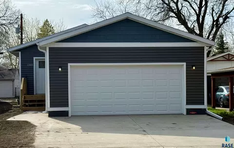 1303 N Garfield Ave, Sioux Falls, SD 57104