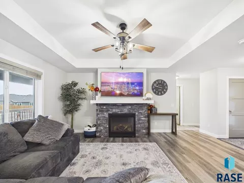 1008 S Tracy Dr, Brandon, SD 57005 photo 8