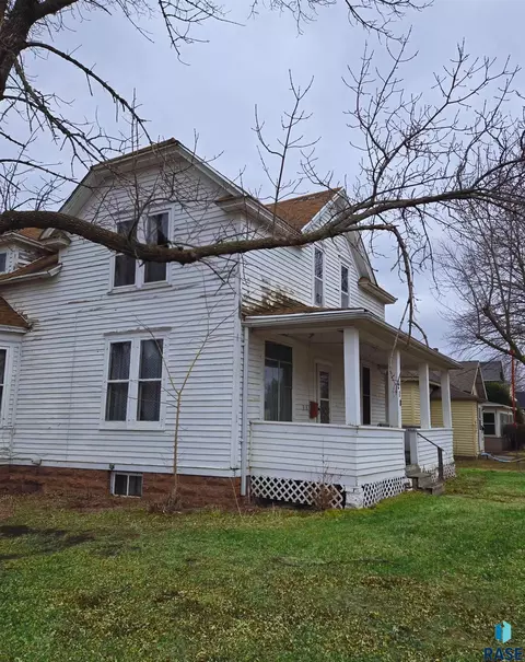 210 W 2nd Ave, Flandreau, SD 57028