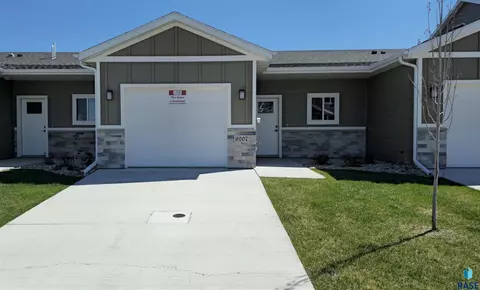 9207 W Ark Pl, Sioux Falls, SD 57106