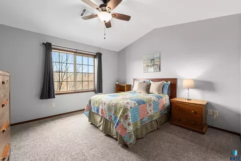 2404 E Meadowside Pl, Sioux Falls, SD 57108 photo 13