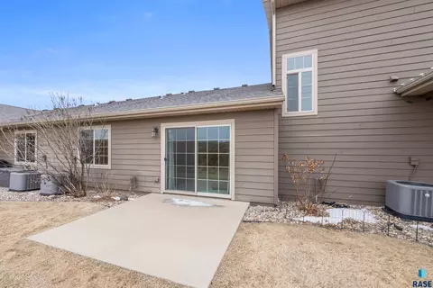 2404 E Meadowside Pl, Sioux Falls, SD 57108 photo 18