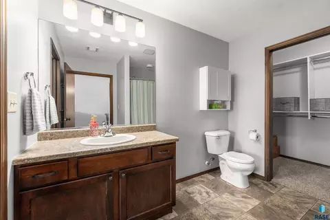 2404 E Meadowside Pl, Sioux Falls, SD 57108 photo 15