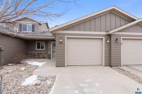 2404 E Meadowside Pl, Sioux Falls, SD 57108 photo 2