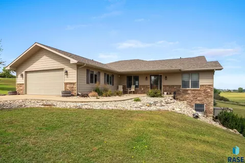 102 Round Lake Hills Dr, Wentworth, SD 57075
