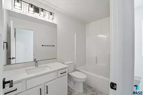Bath - 6906 E Brooks Edge Pl, Sioux Falls, SD 57110 photo 1 of 2