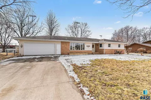 417 S Fairview Dr, Luverne, MN 56156