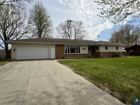 417 S Fairview Dr, Luverne, MN 56156