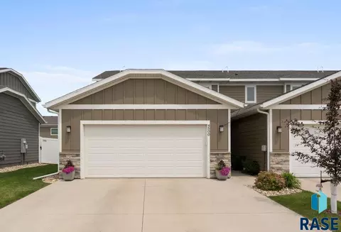 4500 E Whisper Ridge Pl, Sioux Falls, SD 57108