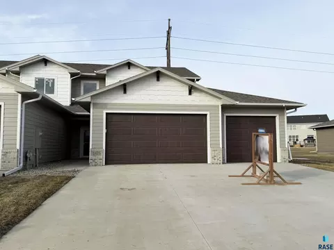 5925 S Spirea Ave, Sioux Falls, SD 57108