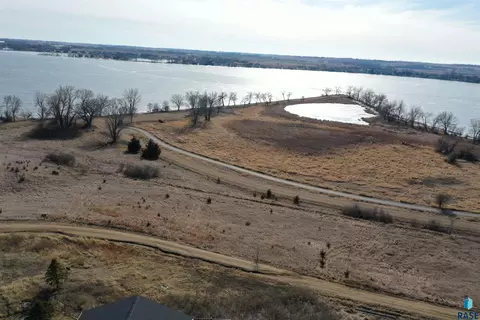 6097 Point Dr, Madison, SD 57042 photo 2