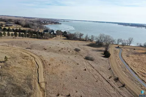 6097 Point Dr, Madison, SD 57042 photo 3