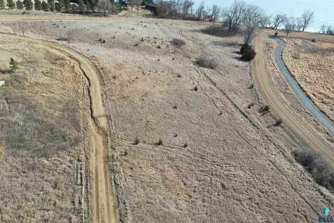 6097 Point Dr, Madison, SD 57042 photo 4