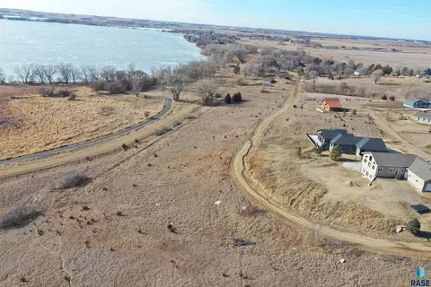 6097 Point Dr, Madison, SD 57042 photo 5