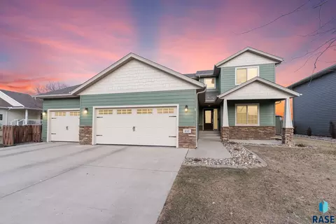610 Emmett Trl, Harrisburg, SD 57032