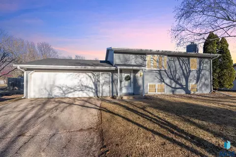 6008 W Cheyenne Dr, Sioux Falls, SD 57106