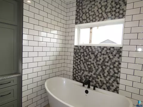 Bath - 27240 S Noble Cir, Tea, SD 57064 photo 1 of 6