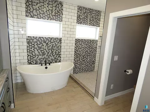 Bath - 27240 S Noble Cir, Tea, SD 57064 photo 3 of 6