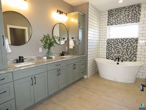 Bath - 27240 S Noble Cir, Tea, SD 57064 photo 2 of 6